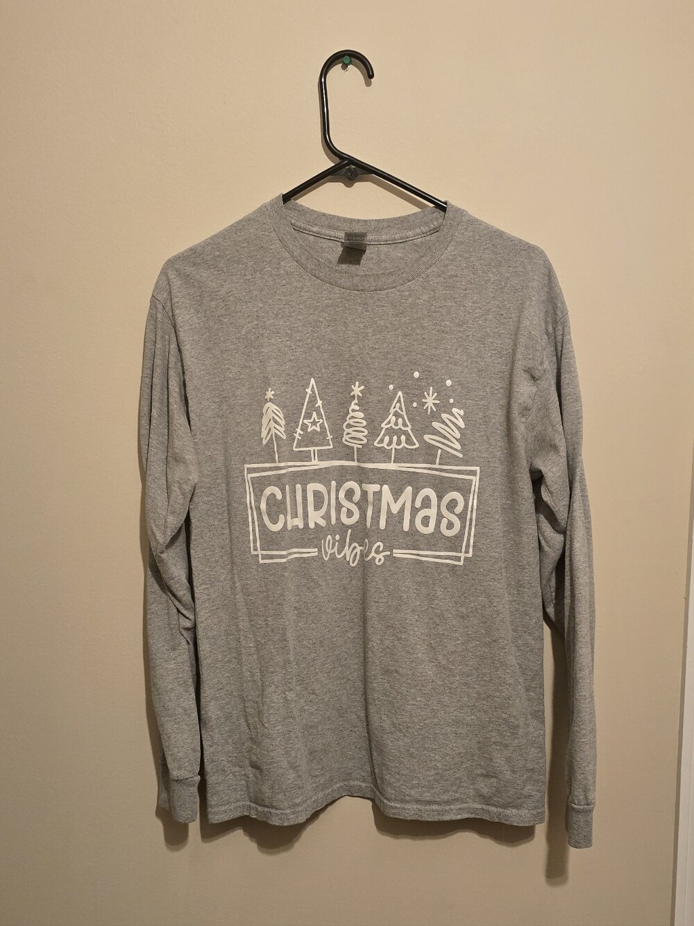 Women's Christmas Vibes Long-Sleeve Tee - Gray